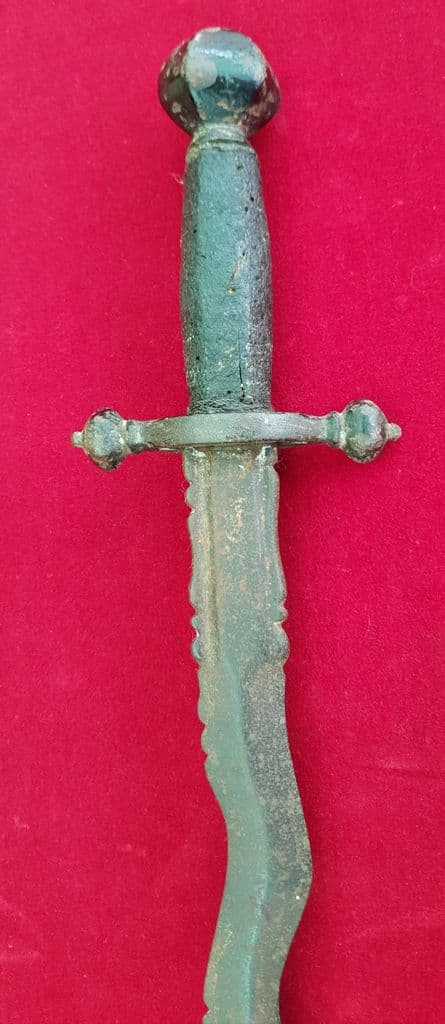 A very rare 17th century short sword with a flamboyant blade. English Civil War Circa 1650. Ref 2786
